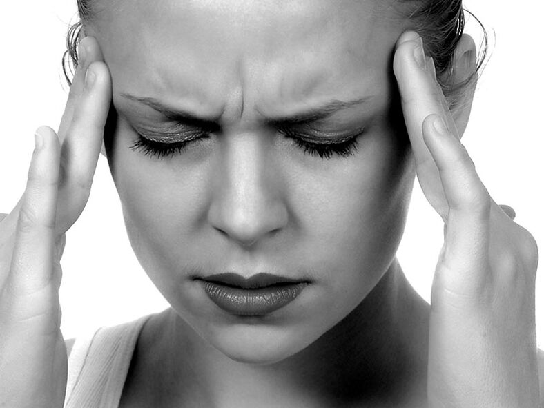 Dhimbja e kokës është një nga simptomat e osteokondrozës së shpinës së qafës së mitrës