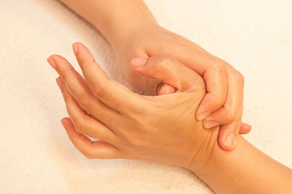 Nyjet e gishtave mund të masazhohen për të lehtësuar simptomat. 