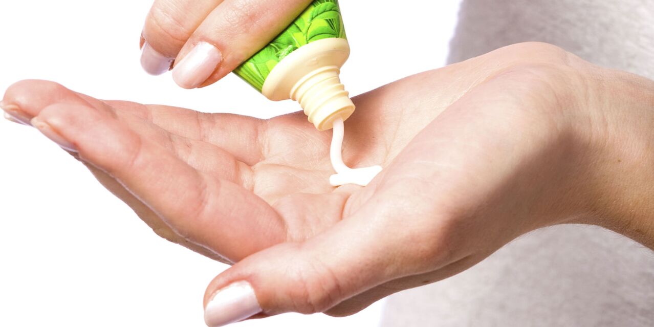 Pomadat anti-inflamatore përdoren për të lehtësuar dhimbjet në kyçet e gishtave. 